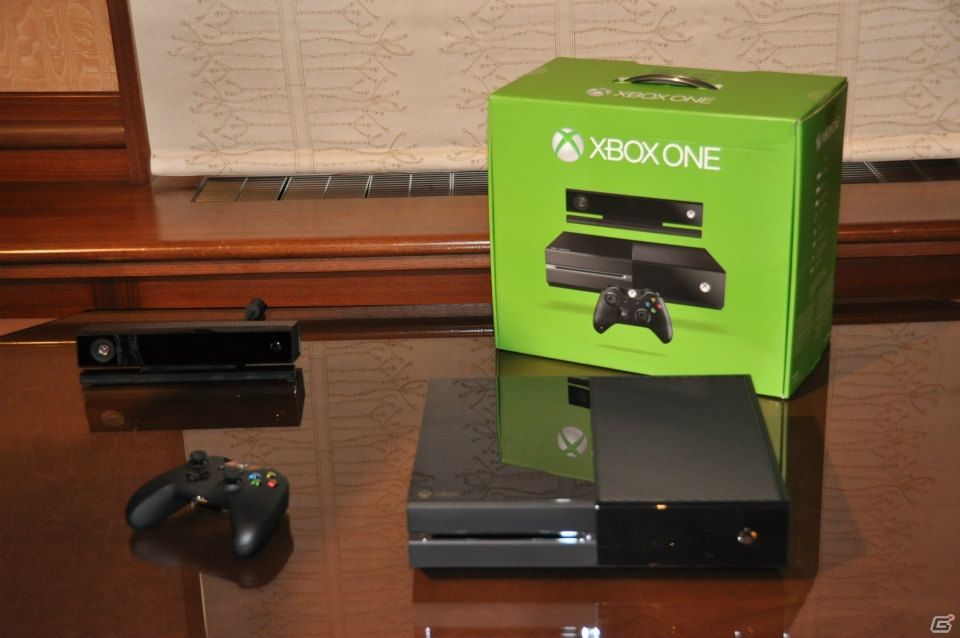 Check Out 23 Pictures of the First Production Xbox One, the UI, and ...