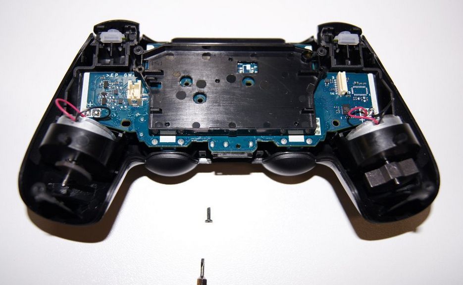 Check Out 98 Pictures of the DualShock 4's Guts Completely Dismantled ...