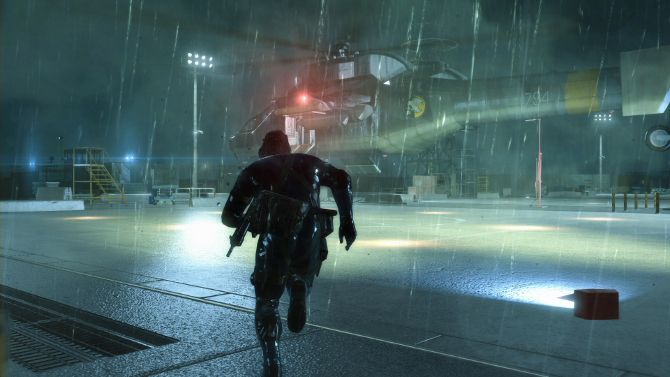 Solid Snake running towards a helicopter in the rain in Metal Gear Solid 5: Ground Zeroes.
