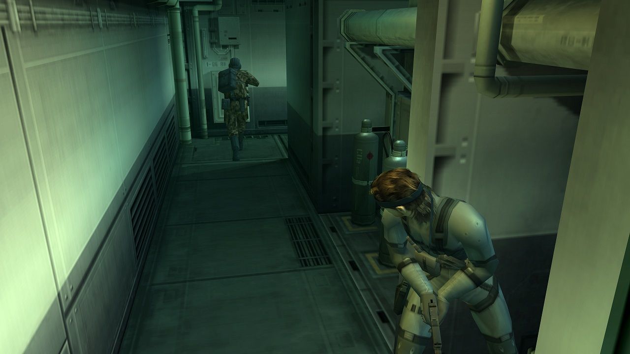 Solid Snake peering around a wall at an enemy soldier in Metal Gear Solid 2: Sons of Liberty.