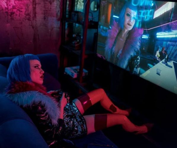 Cyberpunk 2077 Cosplayer Takes On the Charismatic Evelyn Parker