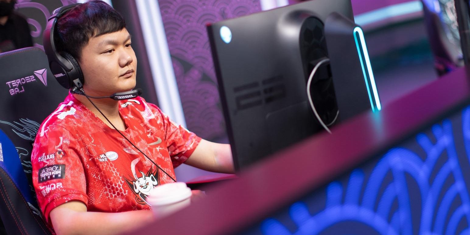 JD Gaming Mid Laner Zheng ''Yagao'' Qi