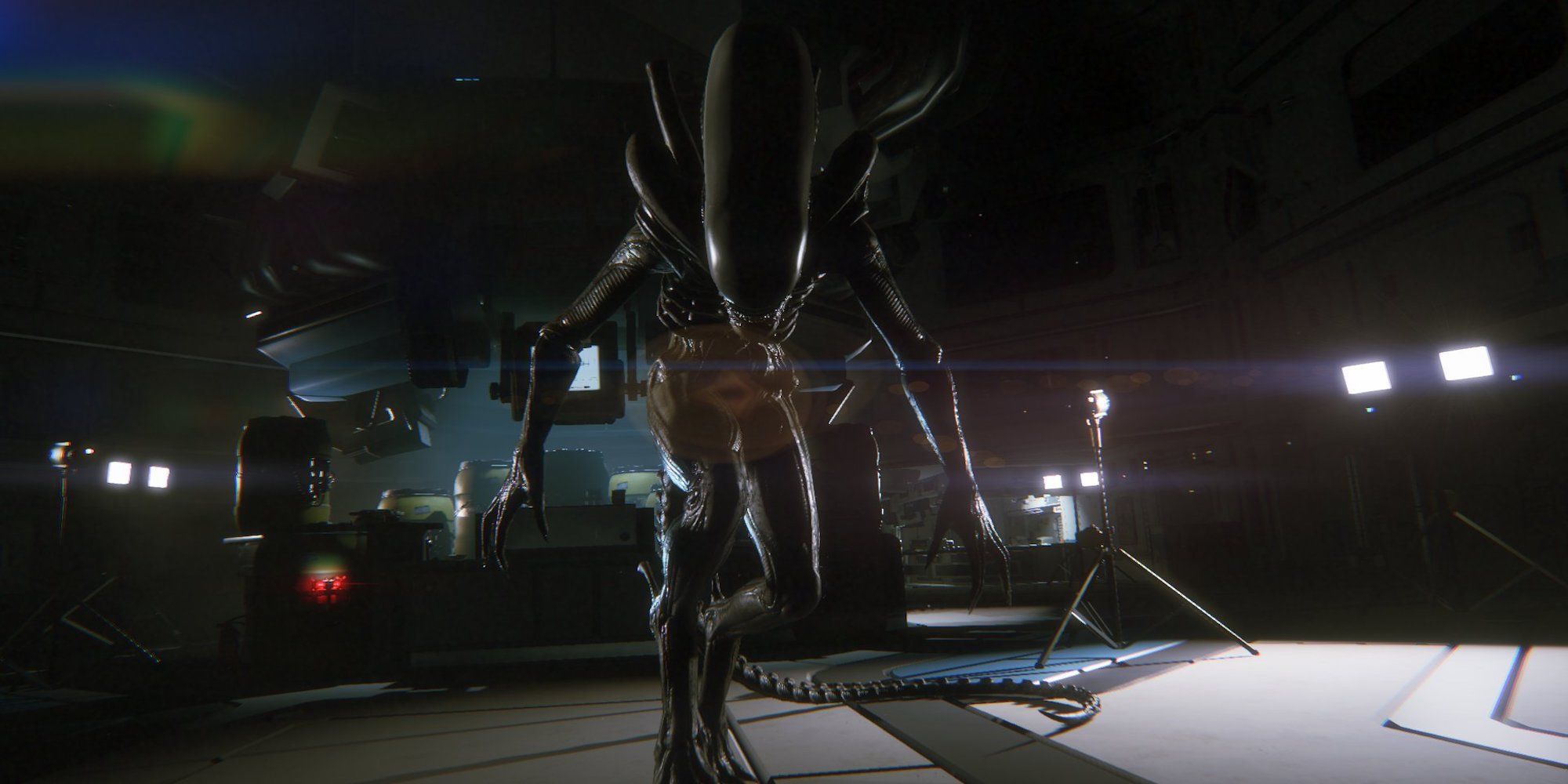 Alien approaching the player (Alien: Isolation)