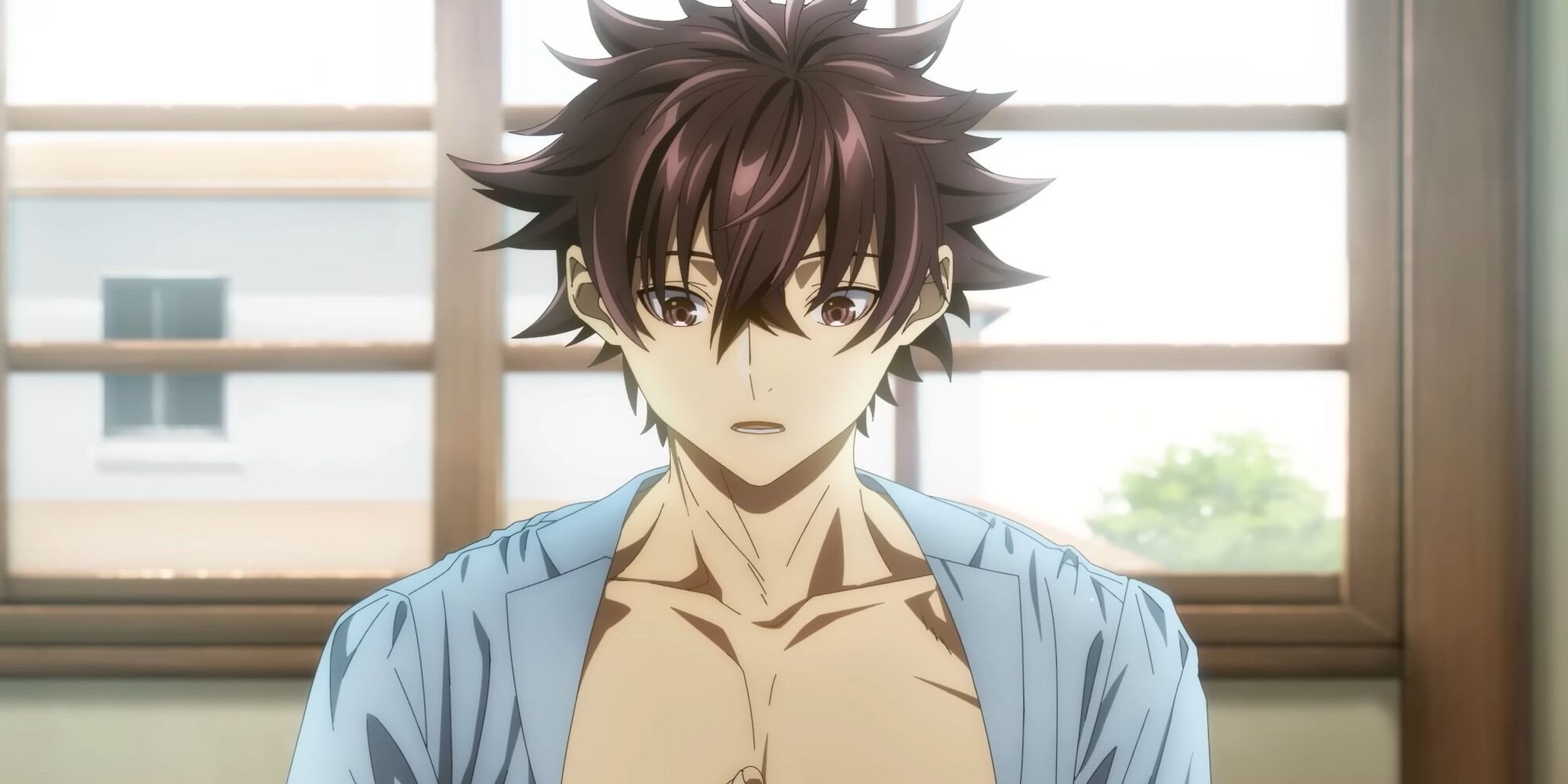 Um menino de cabelo castanho, Yuya, parece surpreso.