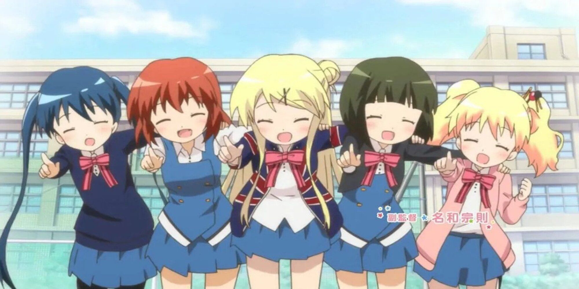 Cinco meninas estão juntas sorrindo em seus uniformes escolares, apontando para a frente.