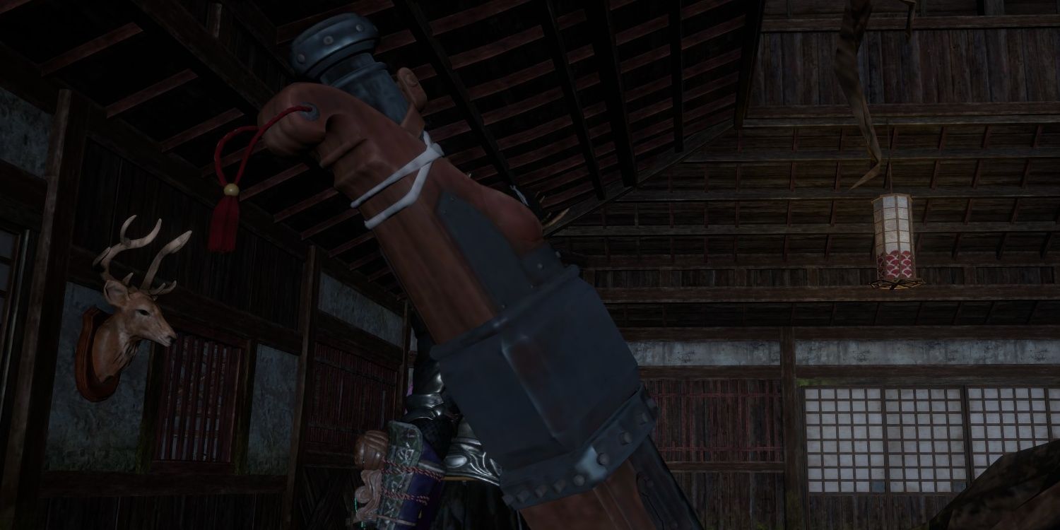 A hunter holds a massive Cannon on his back in Minato.