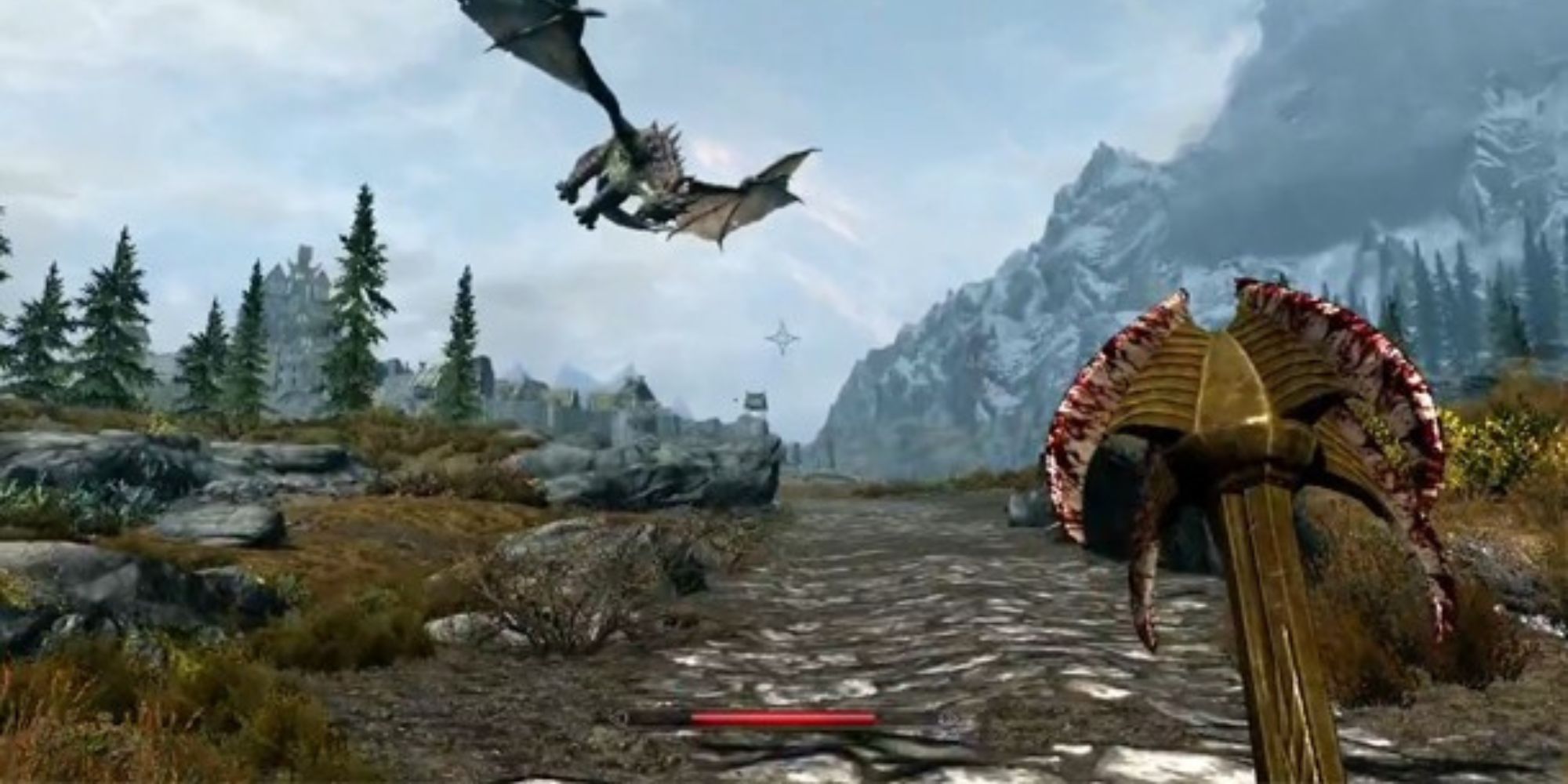 드래곤은 Skyrim의 산과 나무 사이에서 손이 닿지 않는 하늘을 날고, 플레이어는 피 모양의 철퇴를 들고 조약돌 위를 걷습니다.