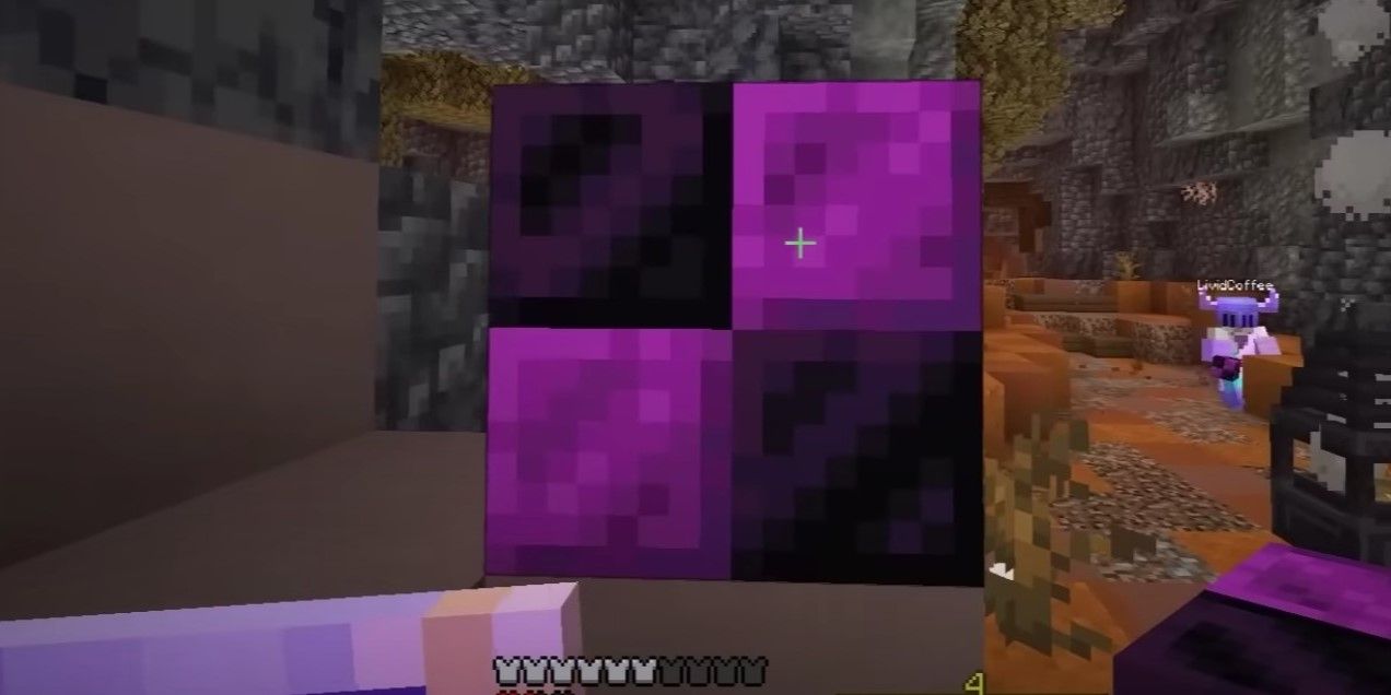 Minecraft Vault Hunters a screenshot of an unobtainium block in a vault