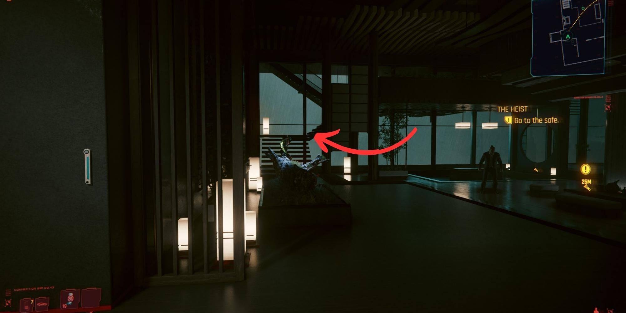 La habitación de Yorinobu Arasaka en Cyberpunk 2077 con una flecha apuntando hacia las escaleras que conducen al techo.