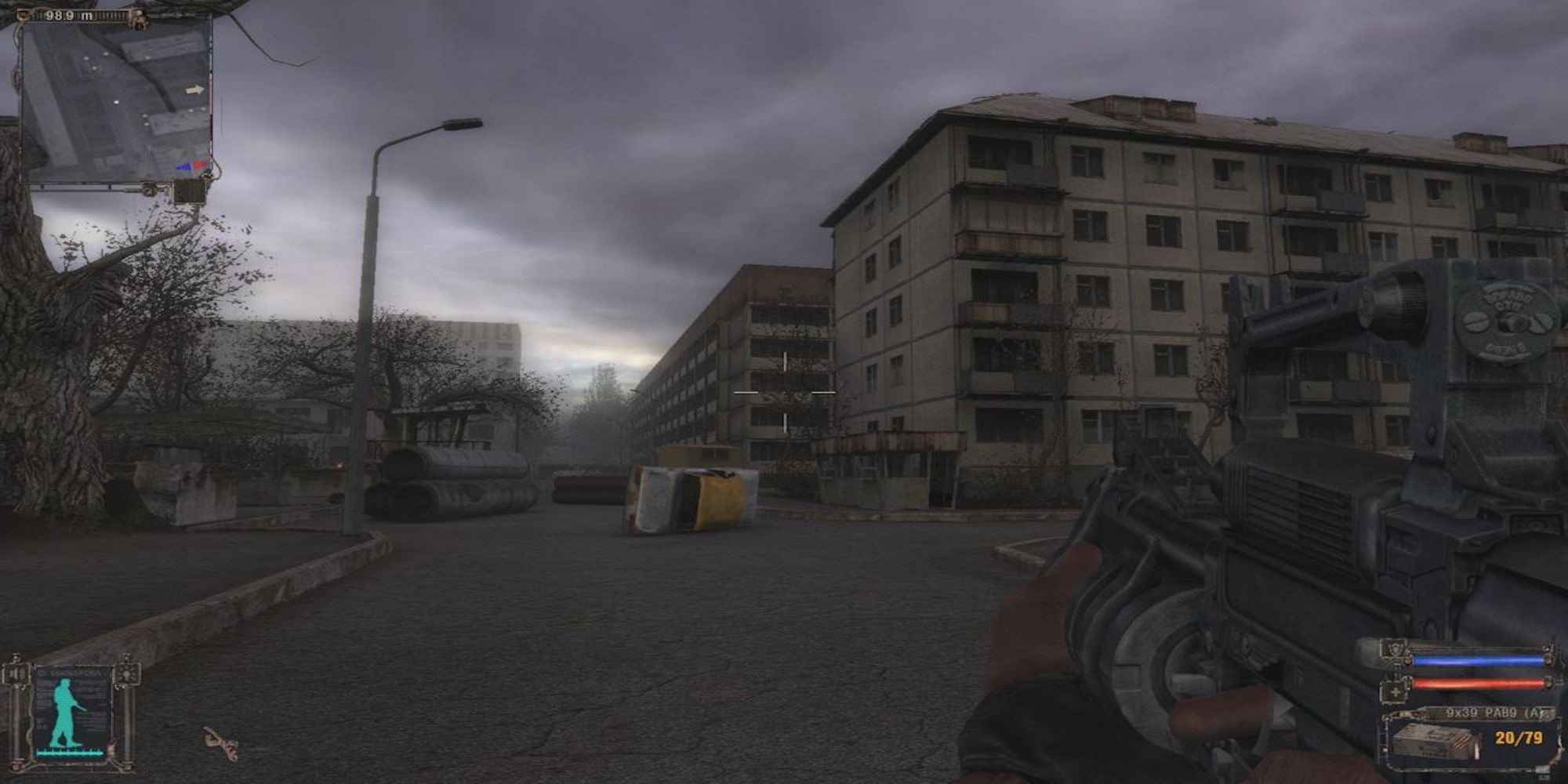 Player walking through an isolated city (Stalker: The Shadow of Chernobyl)