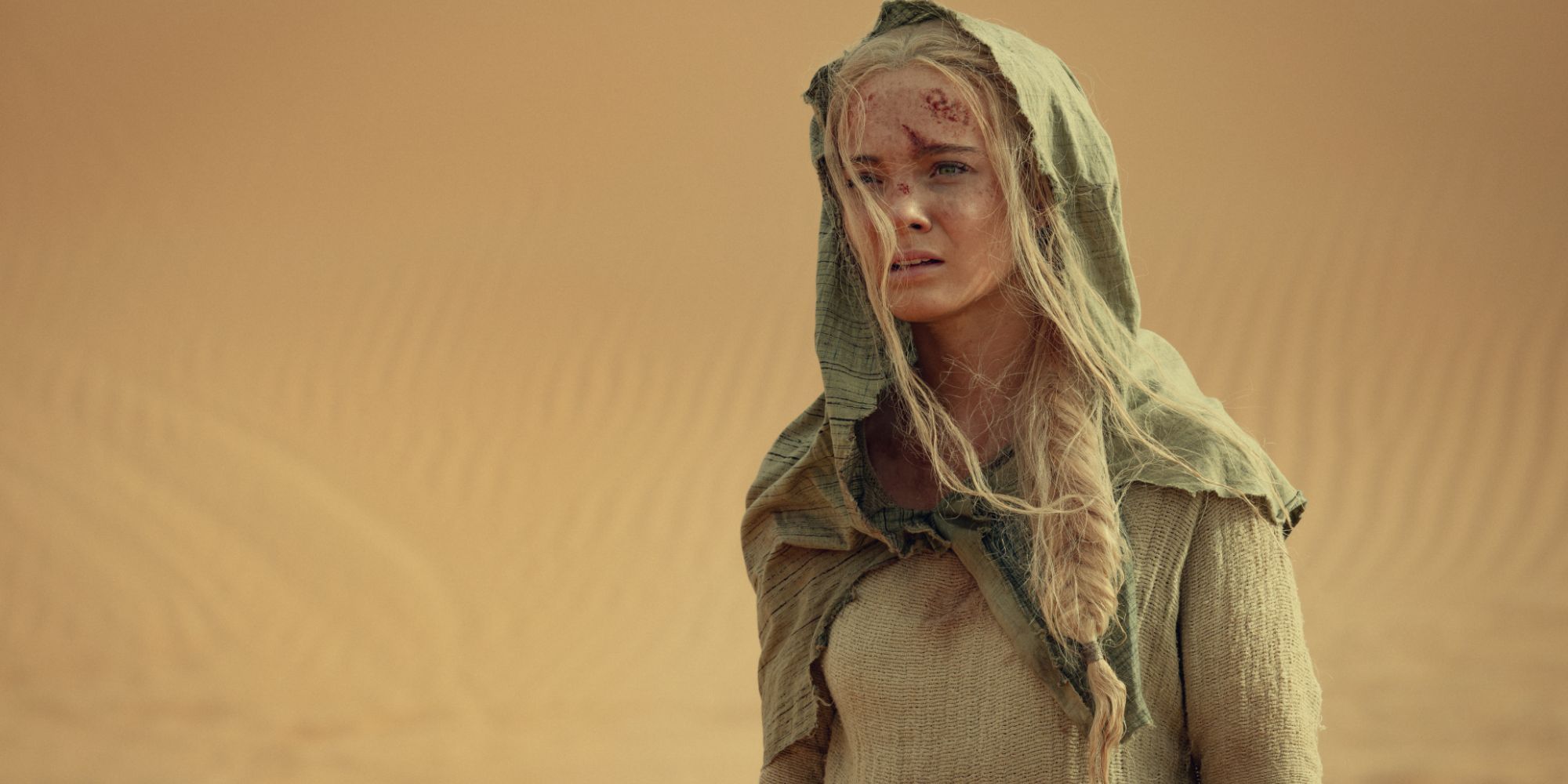 Still of Ciri in the desert wearing beige robes in The Witcher season 3