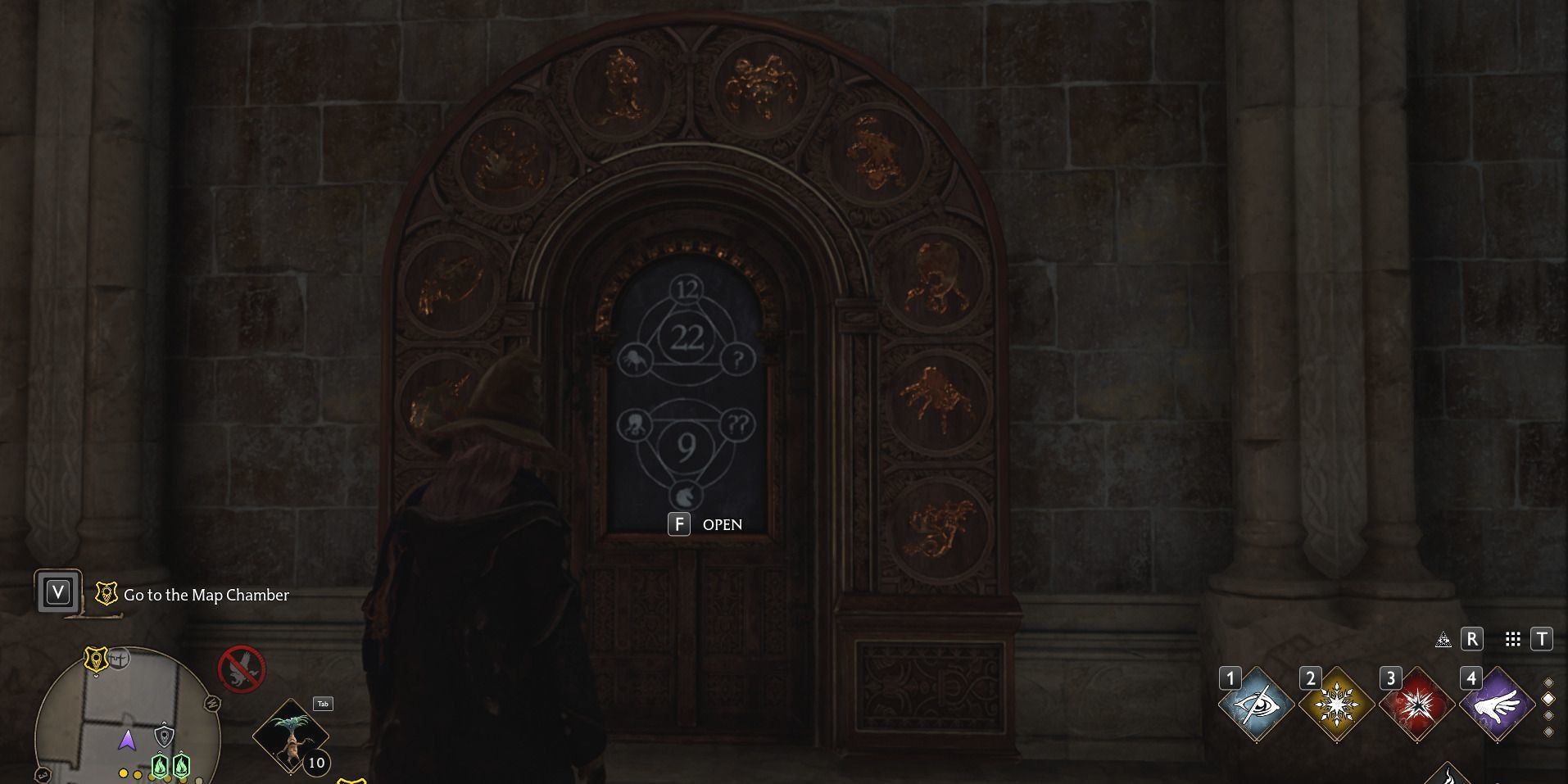 Image of the dice door in the Long Gallery in Hogwarts Legacy.