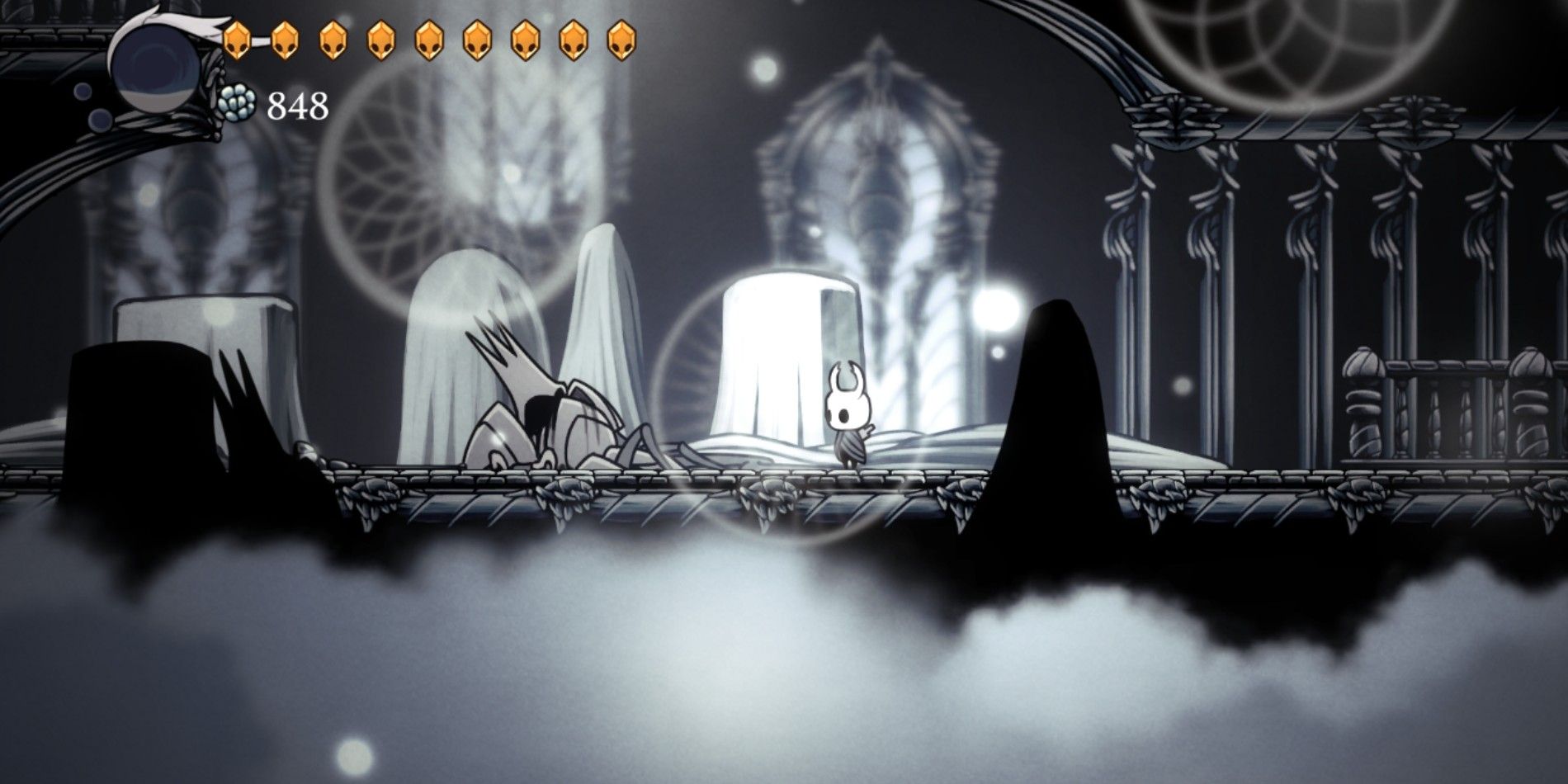 The Knight in Hollow Knight and a dead Kingsmould in the White Palace